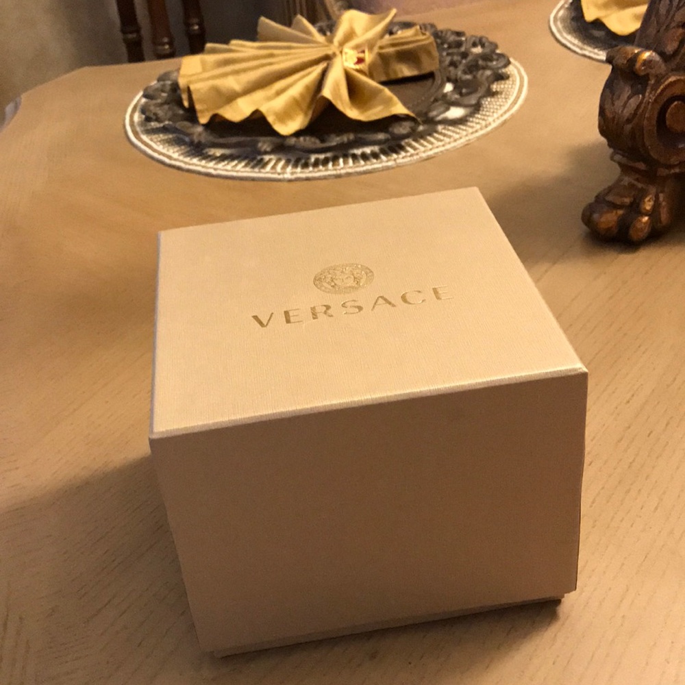 Versace Womens Watch - Picture 16 of 16